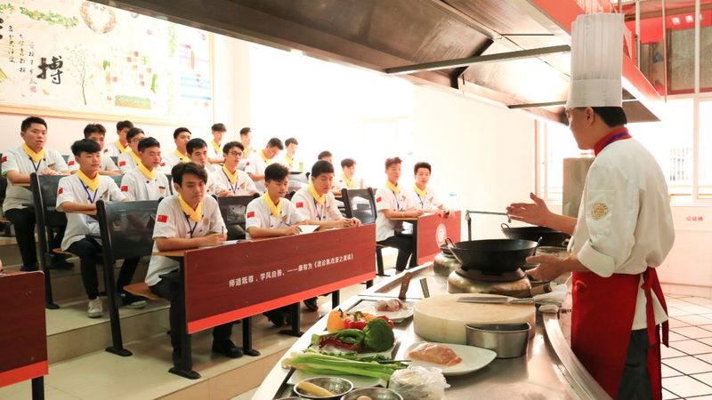 小包装零食代工格局：谁在掌控生产端的隐形冠军